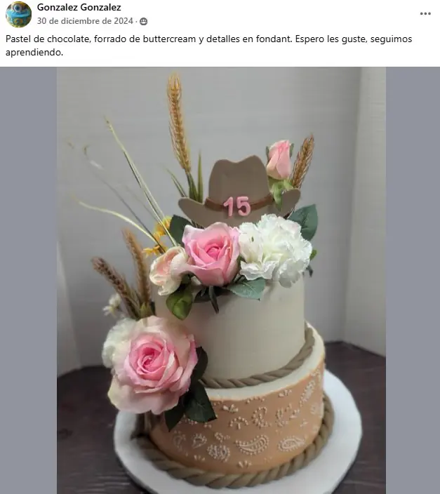 Pastel con flores y detalles hecho por una alumna